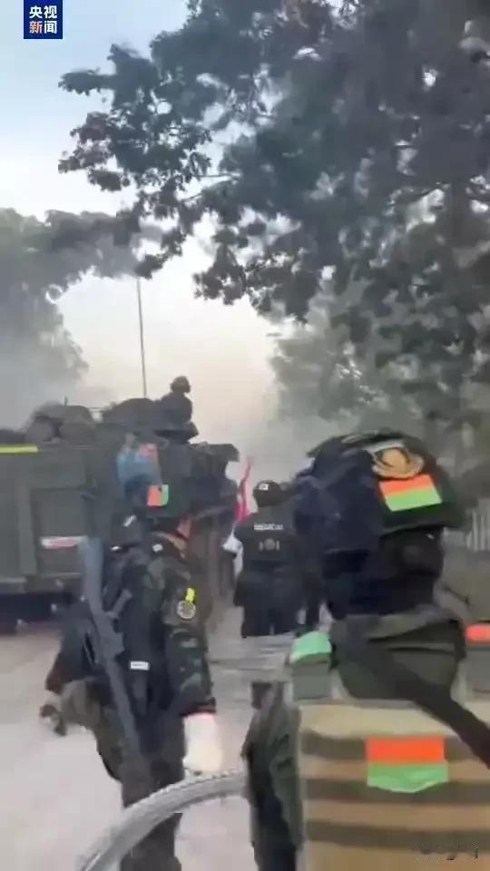 燃爆边境！泰军战机炸平柬赌场，装甲车碾过牌楼，和平协议刚签就作废
 
12月7日