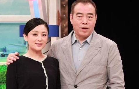 当年，陈凯歌带陈红去澳大利亚玩，在逛奢侈品店时，店员十分惊讶地对陈凯歌说：“先生