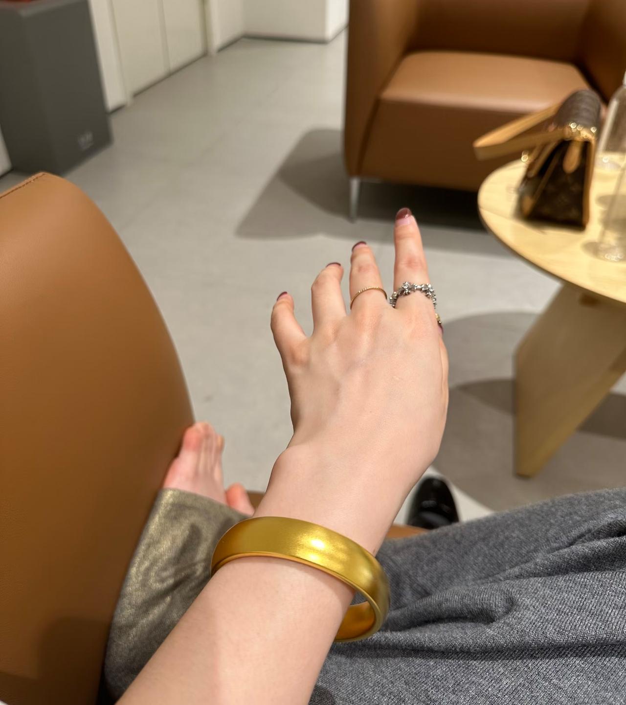 你以为金价翻了三倍，
你家那只压箱底的金手镯就赚翻了？
十年前花三万买的金镯子，