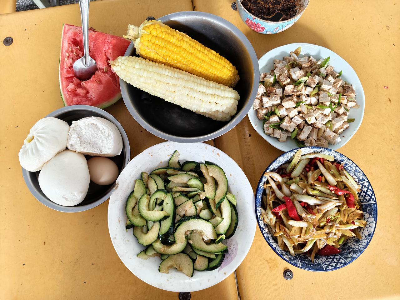 今日早餐，小葱拌豆腐，豆角炒辣椒🌶️，凉拌脆瓜，再配上一根煮玉米，一个鸡蛋🥚