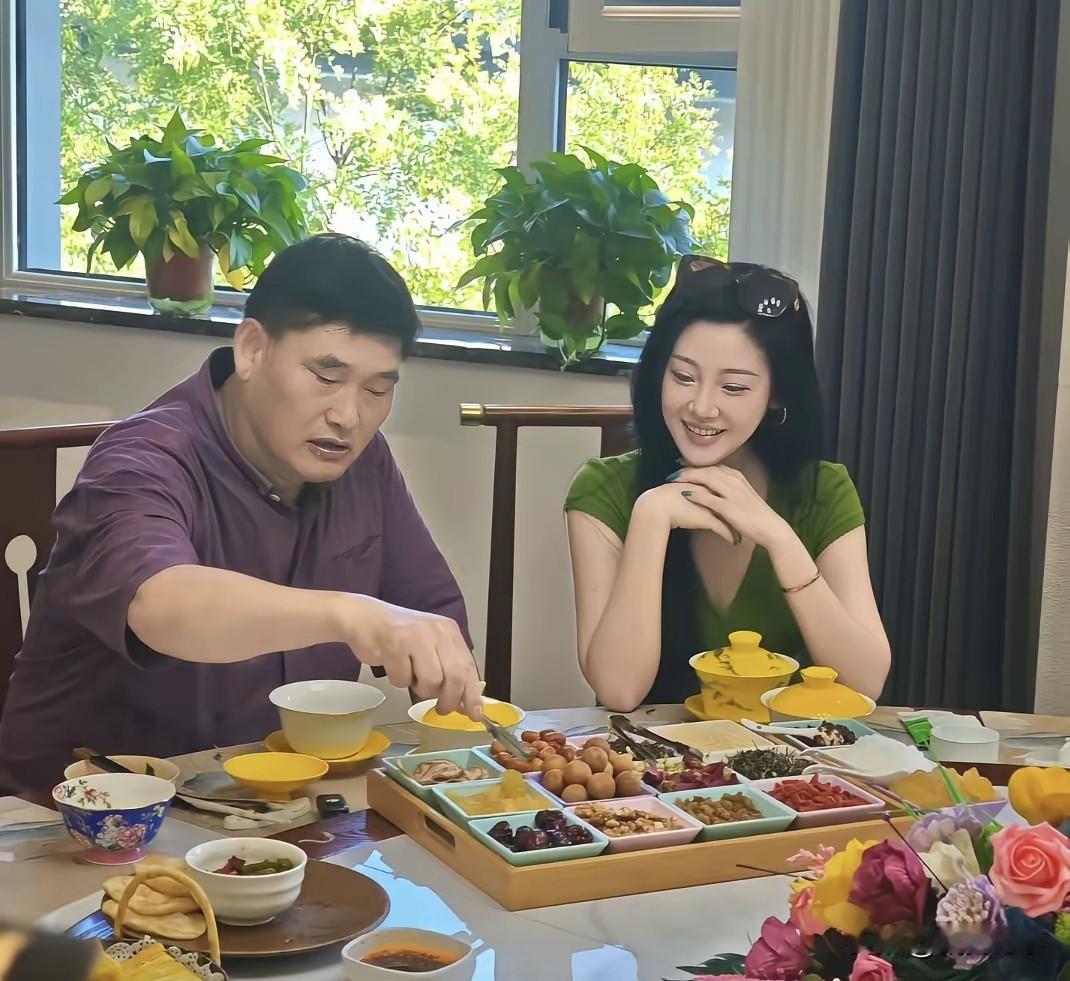 大衣哥朱之文如今的日常，倒是美好安逸。镜头下，朱之文身穿深紫色上衣，坐在餐桌一旁