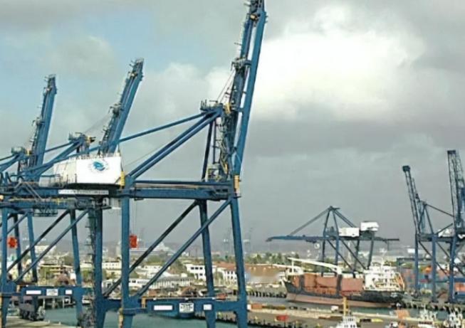 4月9日这一天，巴拿马总统穆利诺站在巴尔博亚港的码头上，看着眼前堆成山的集装箱，