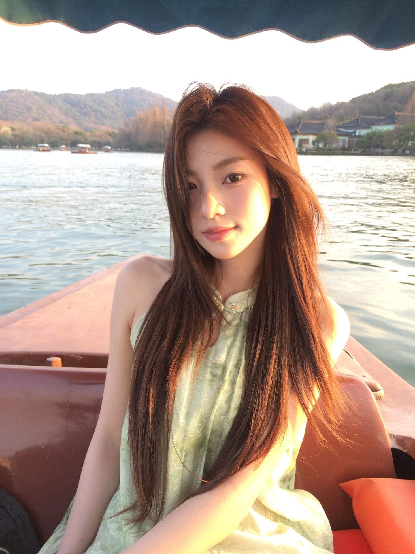 暮色下的西湖好美。