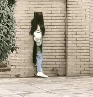 图一：妹子开开心心的以为自己赢了，其实她不会想到是自己输了。
图二：现在的小姑娘