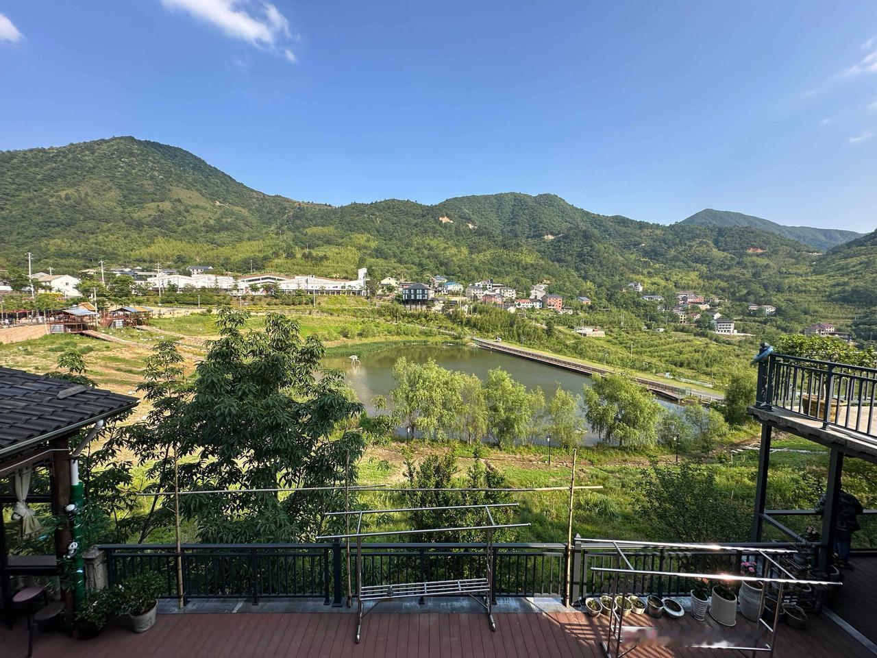🚗退休老友聚会，这次我们钻进安吉董岭。住进海拔800多米高山上的包吃住农家乐，