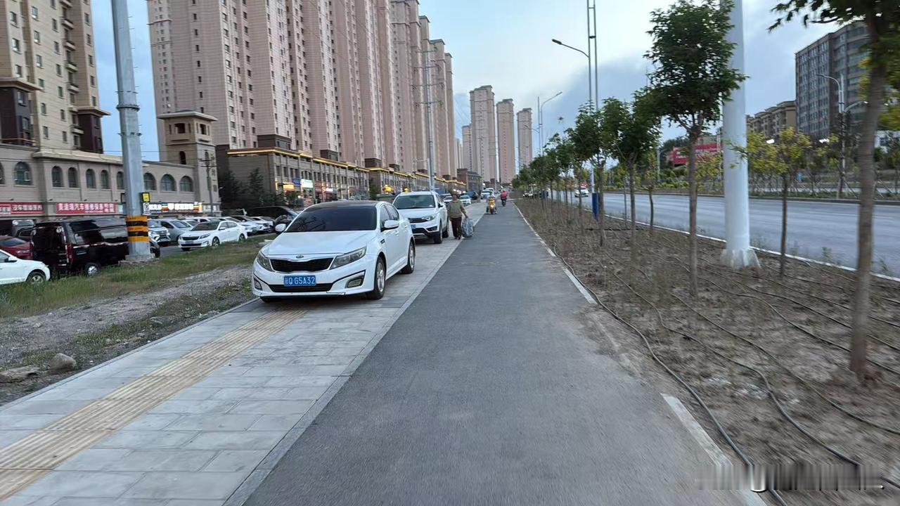 西泉街人行道违停，北侧堵住了，南侧还在“裸奔”

    西泉街人行道违停这事，
