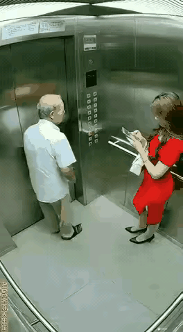 重幕之年的老人，想干吗，红衣妹女郎反应快，狠狠的给他上了一课！[赞]