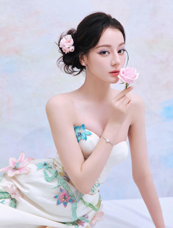 来看美女：迪丽热巴今晚参加品牌直播活动，妆容真漂亮，发型服装摄影都很棒，赏心悦目