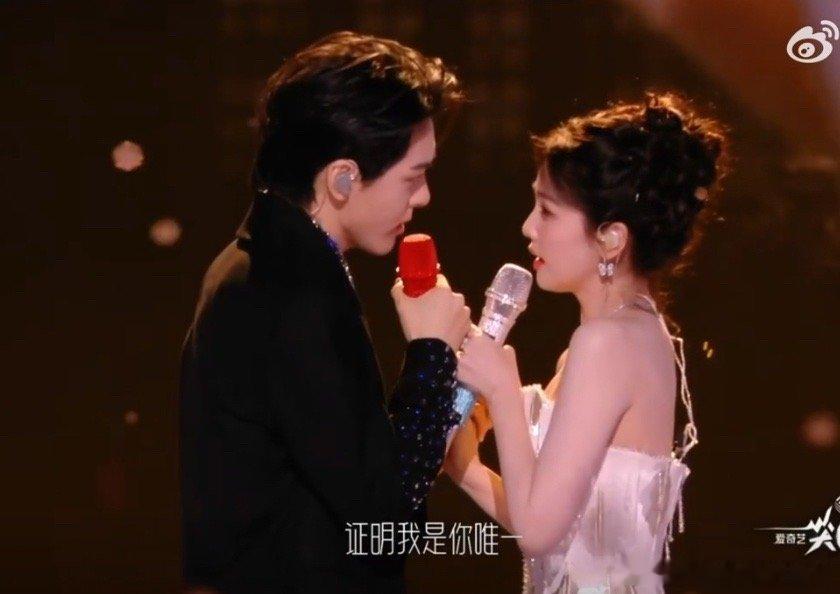 白鹿曾舜晞还没抱上就笑了白鹿尖叫之夜内场镜头可可爱爱 