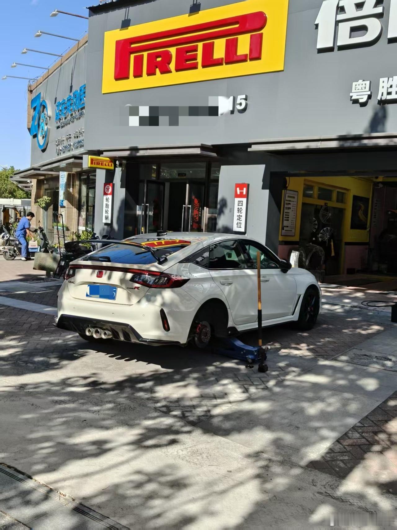 连续两天轮胎漏气，严重怀疑是被 瘟坏的。从呼叫救援到司机到的时间不到半个小时，深