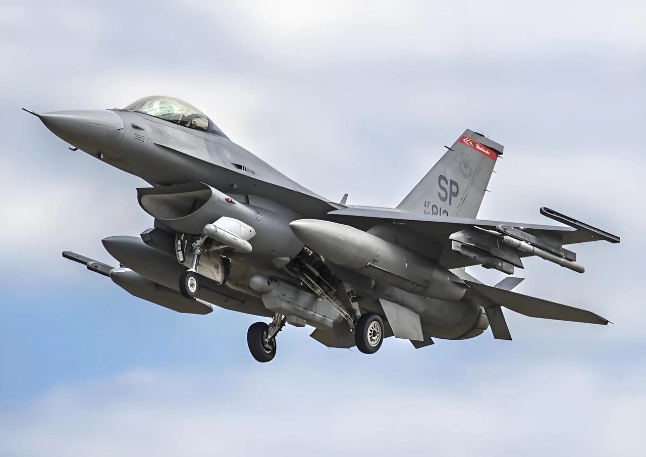 中东一响逼得美军大调动，F-15战机和F-35隐形战机全不靠谱，美国隔了20多年