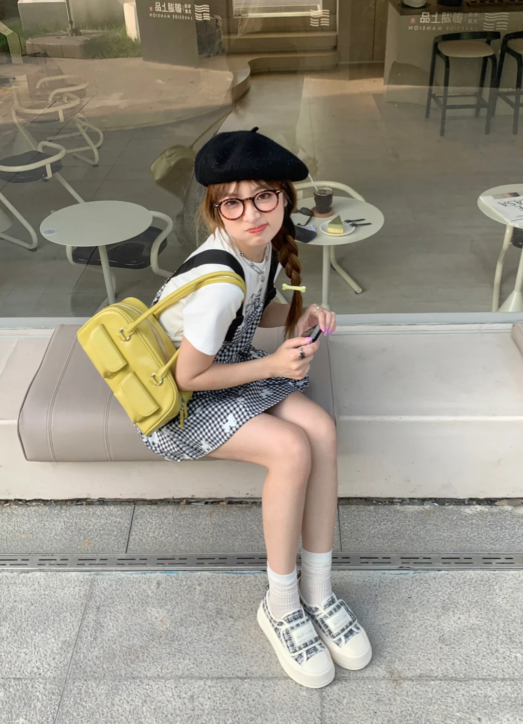 很会在咖啡店拍照一女的🍰˓♡• * 🦋