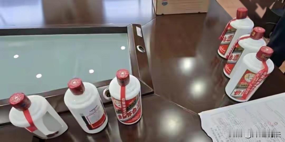 上海闵行，男子自带三瓶1700元一瓶的茅 台酒宴请亲友，不想饭桌上服务员频频触摸