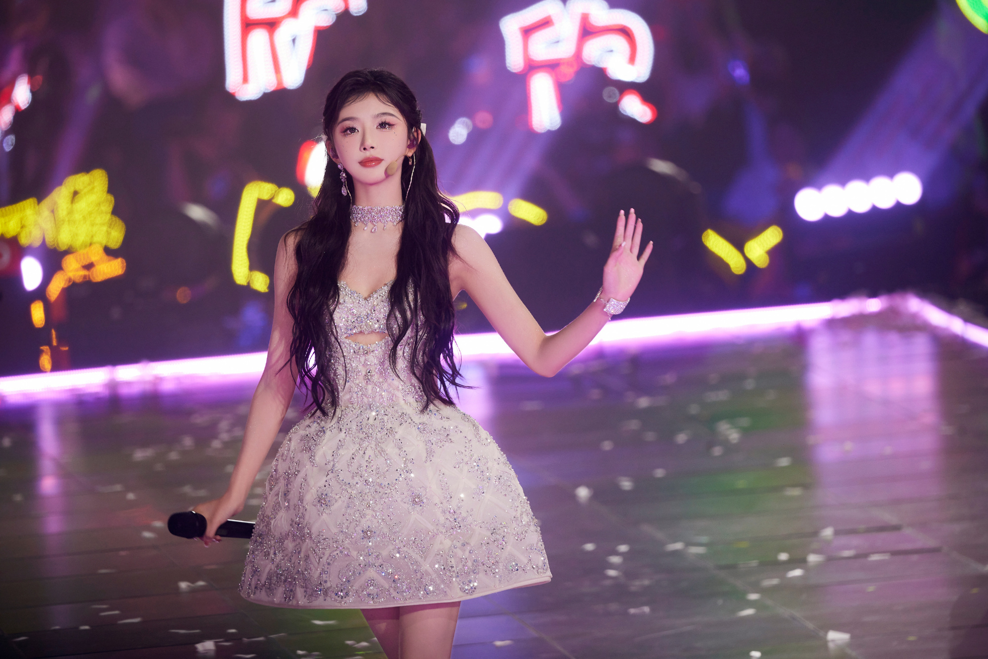孔雪儿孔雪儿孔雪儿孔雪儿盘发淡妆