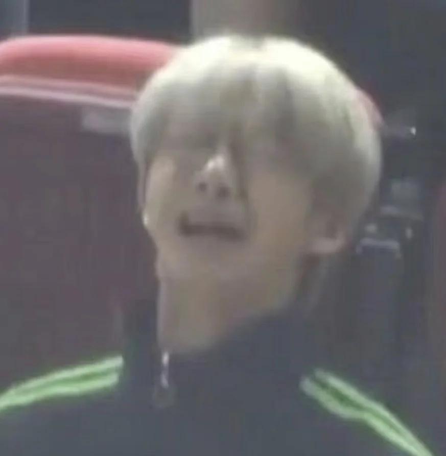 公交上惨遭打劫双层吉士堡
想了一周要吃麦当劳
下课后去超市买肉顺便杀入麦当劳购入