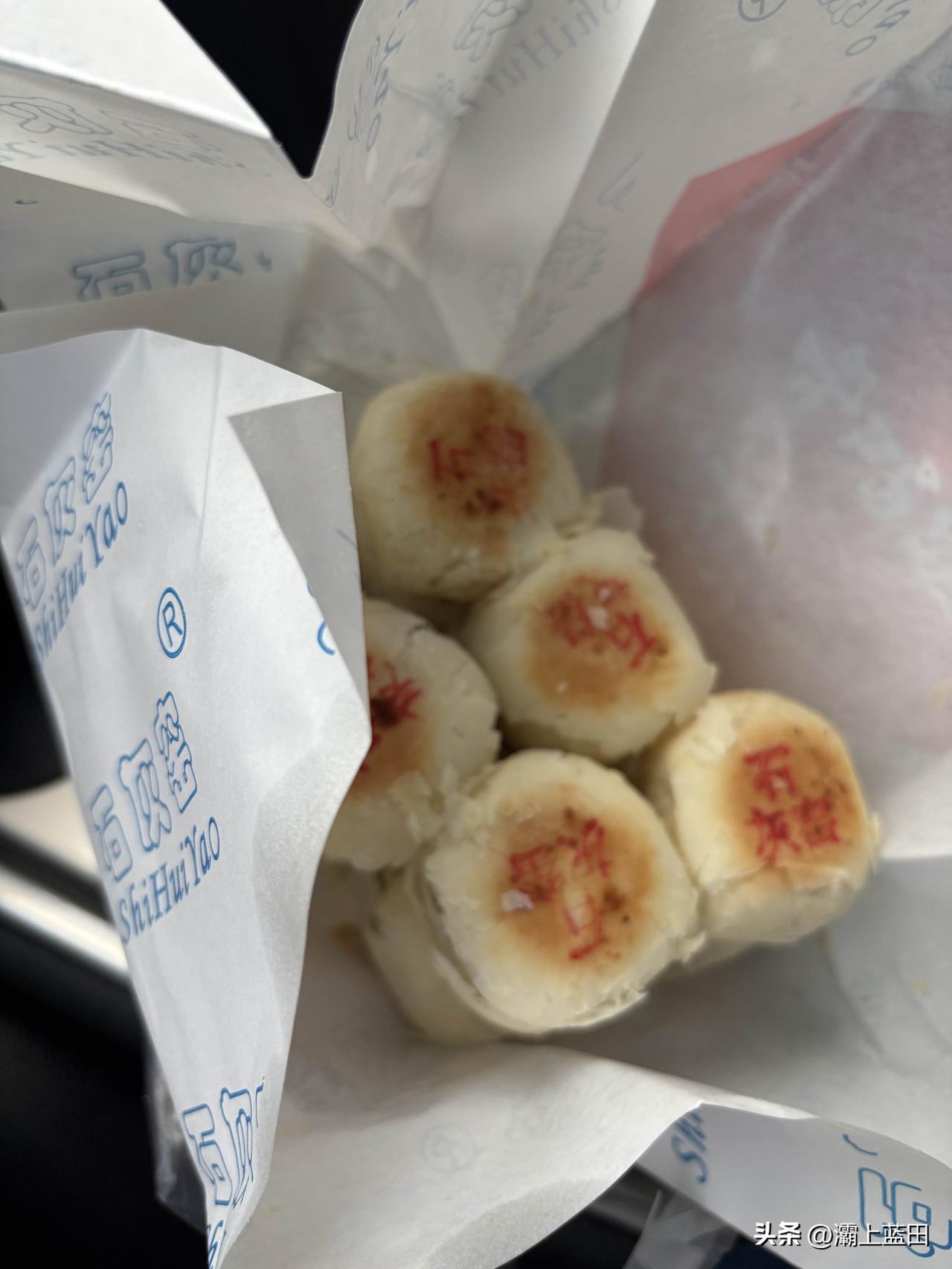 今天国庆假期，路过渭南，买了一包石灰窑水晶饼，花了22.4元，这个水晶饼口感细腻