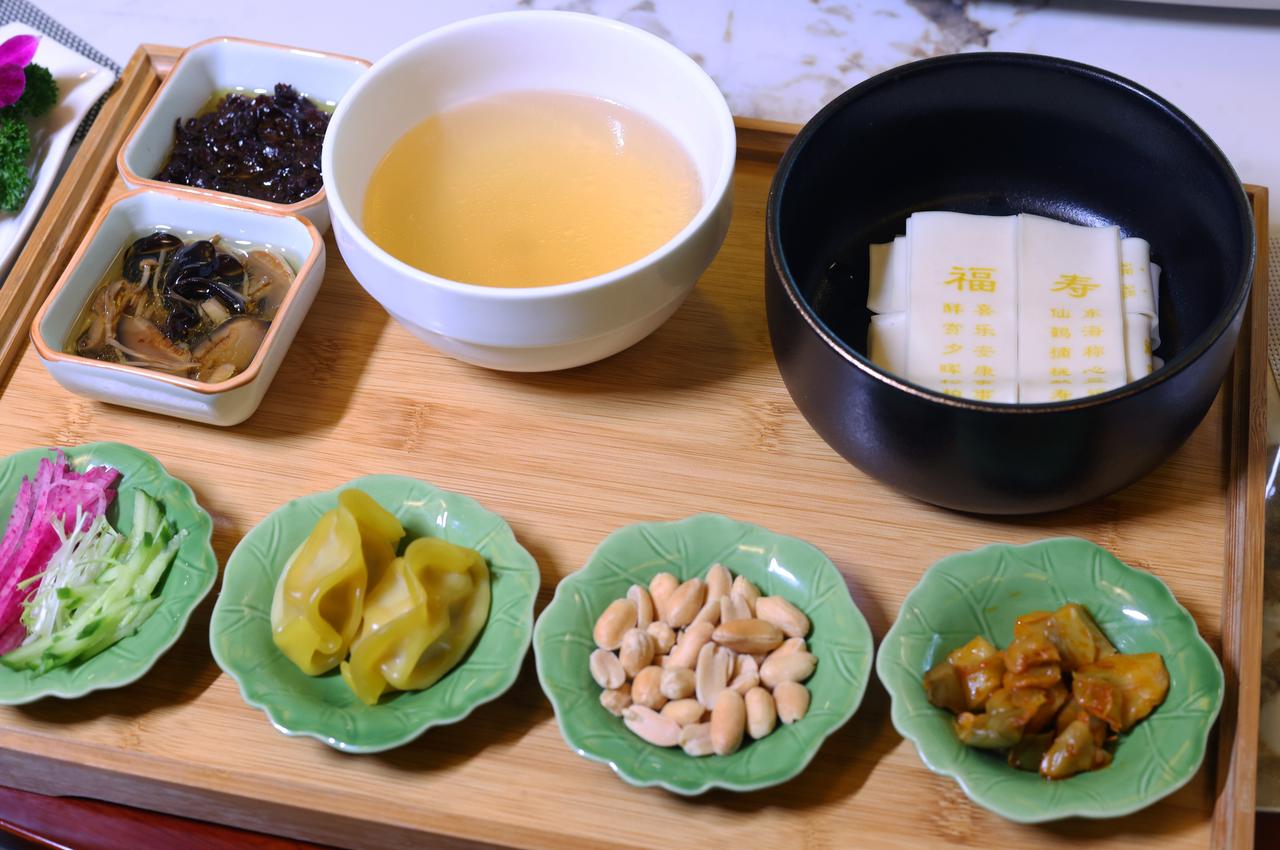  素食舌尖上的中国
三亚的浪漫，不止碧海银沙的热烈，更有南山深处的禅意悠长。瞻仰