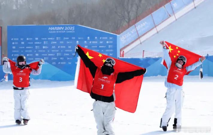 亚冬会自由式滑雪女子大跳台决赛，中国选手刘梦婷、韩林杉、杨如意包揽前三名。再加上