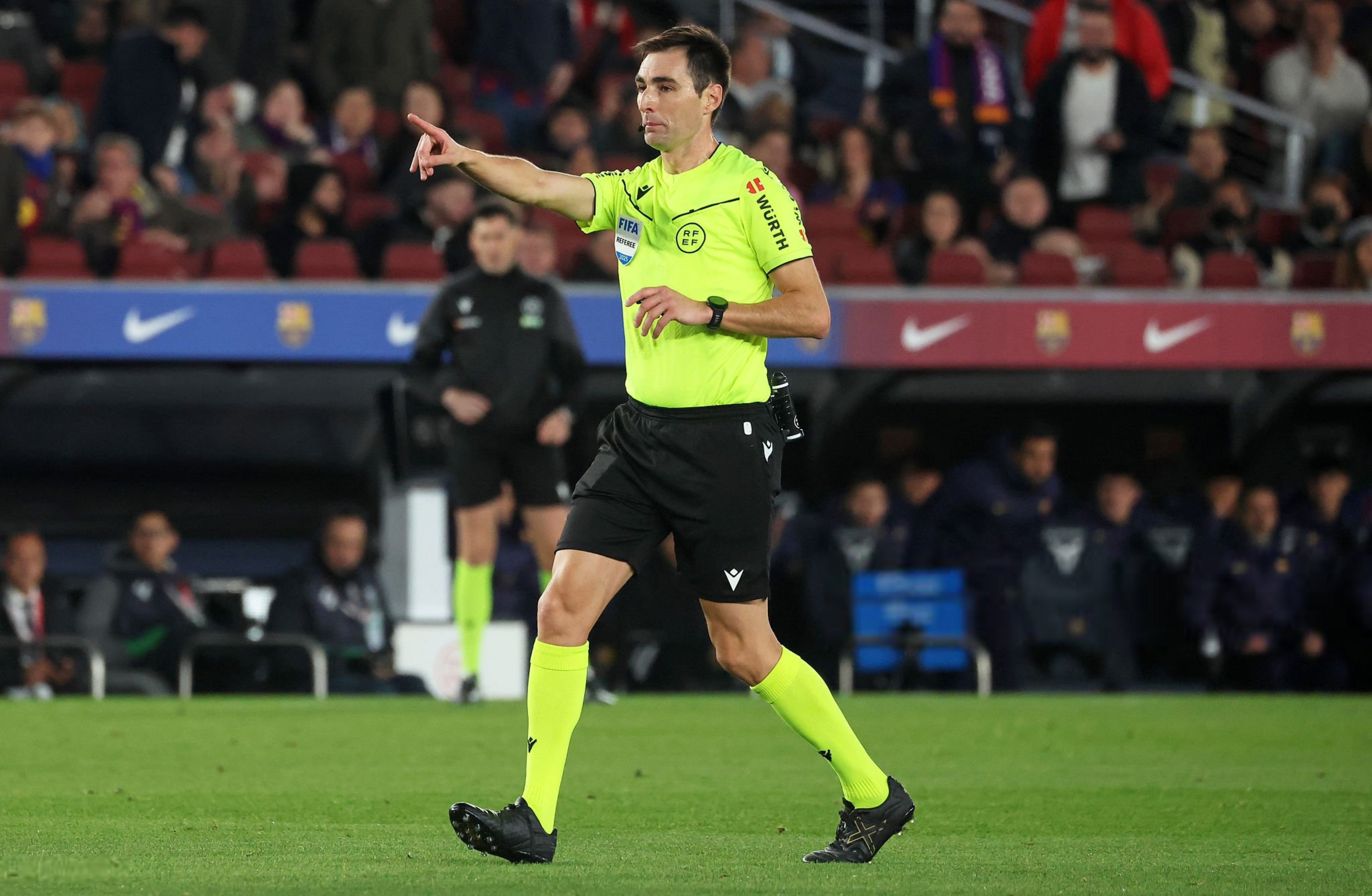 昨晚主裁德布尔戈斯裁判生涯判罚点球最多的俱乐部： - 皇家马德里：28场比赛中吹