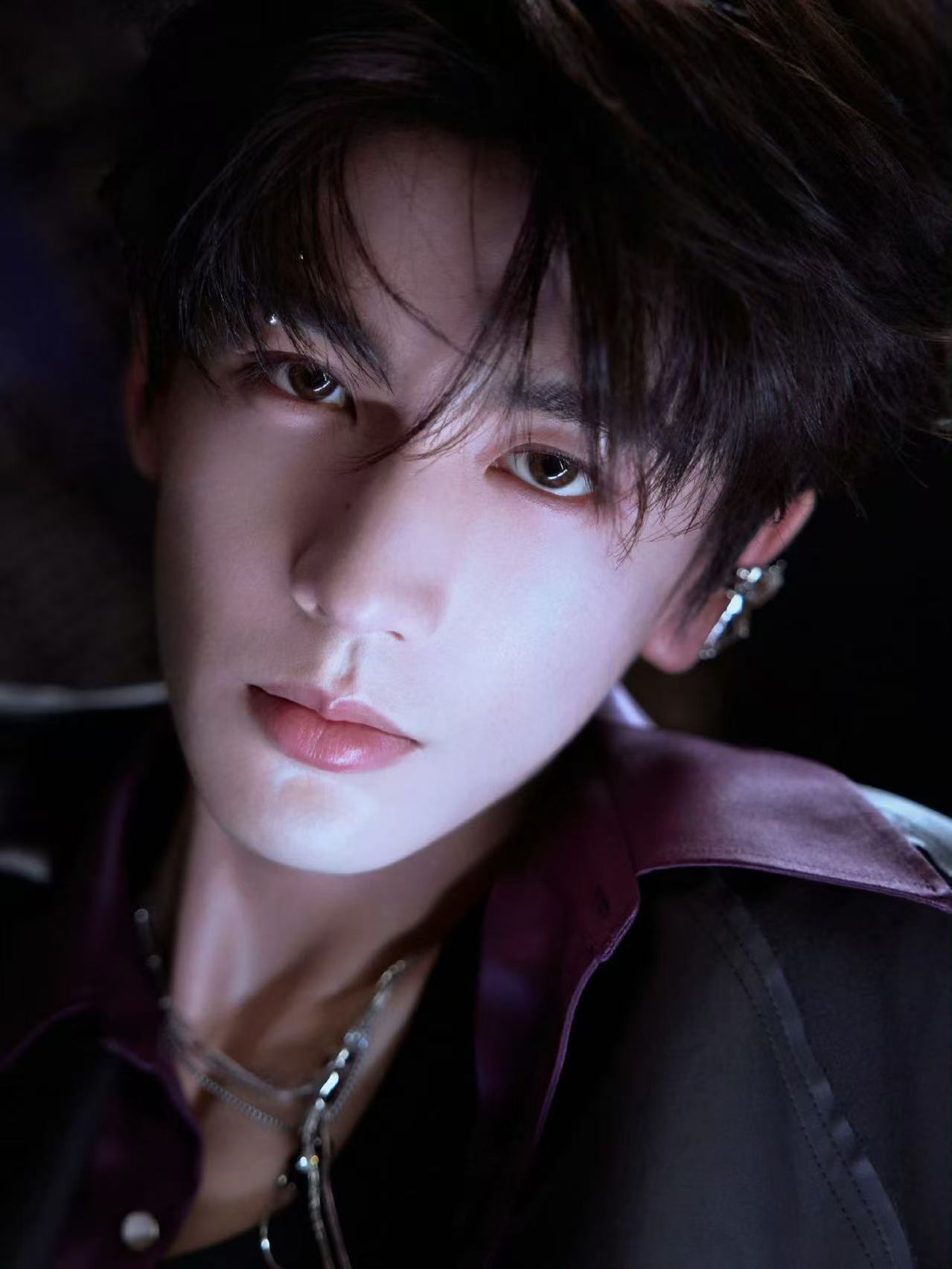 张凌赫无畏契约上班 颜值始终在线，气质温柔又高级，整个人松弛又耀眼，专注的模样格