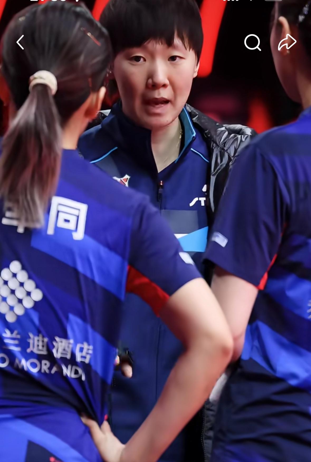 王曼昱化身王指导——场下指导队友有模有样！
山东鲁能3:1华东理工，
晋级乒超联