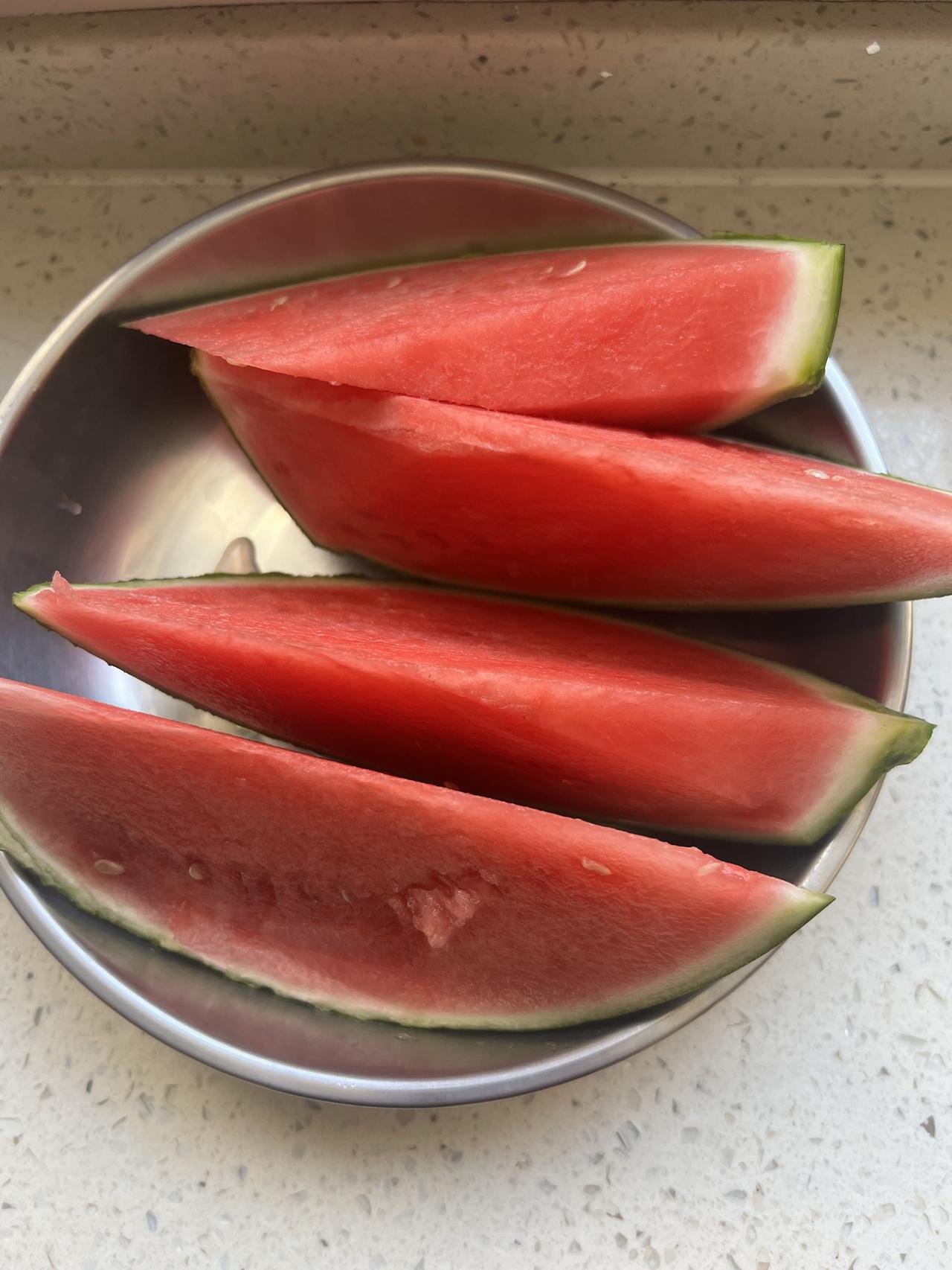 四元五角每斤的麒麟西瓜买回家。父母与儿女四人各分食一块，你能分析出哪两块是父母，