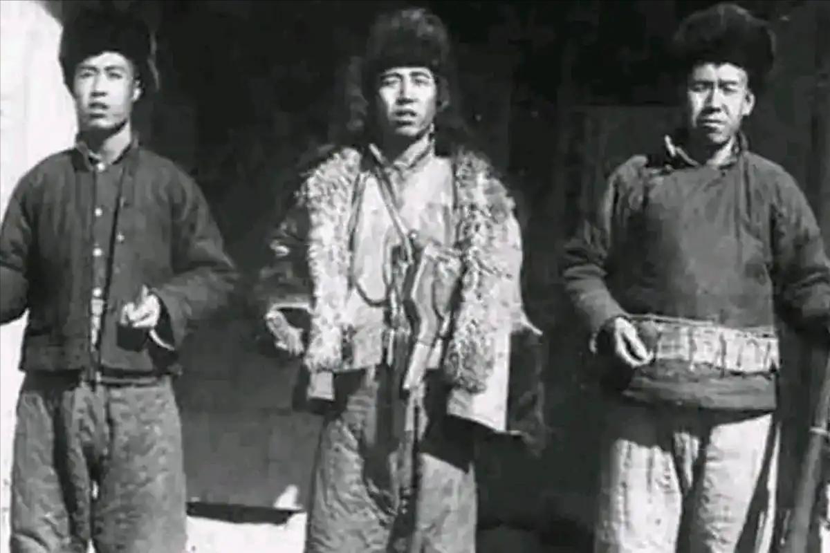 1965年，新中国已走过16个年头，全国土匪早已绝迹，偏偏湘西深山还藏着一对亡命