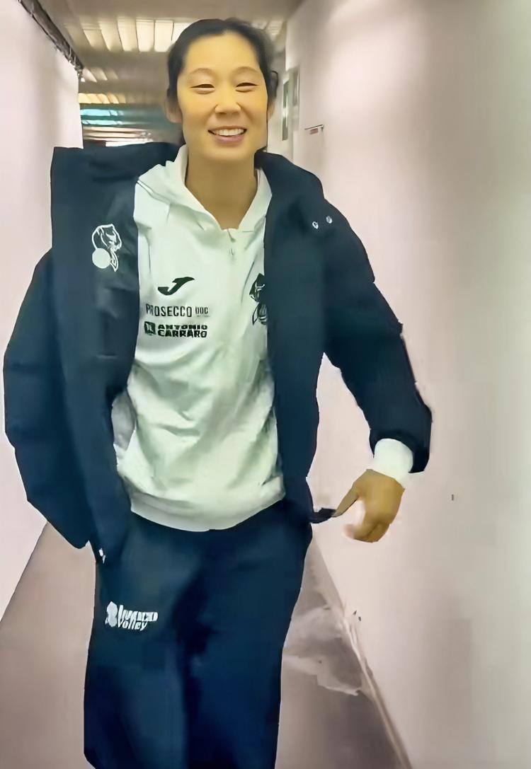 西拉：教练，真是我首发吗？
桑塔雷利：对的，你替朱首发！！
西拉：教练，这是天上