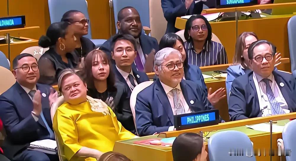 评菲律宾外长在联合国的“黄袍事件”：学宋太祖黄袍加身？可尘埃落定才能真穿黄袍，喜