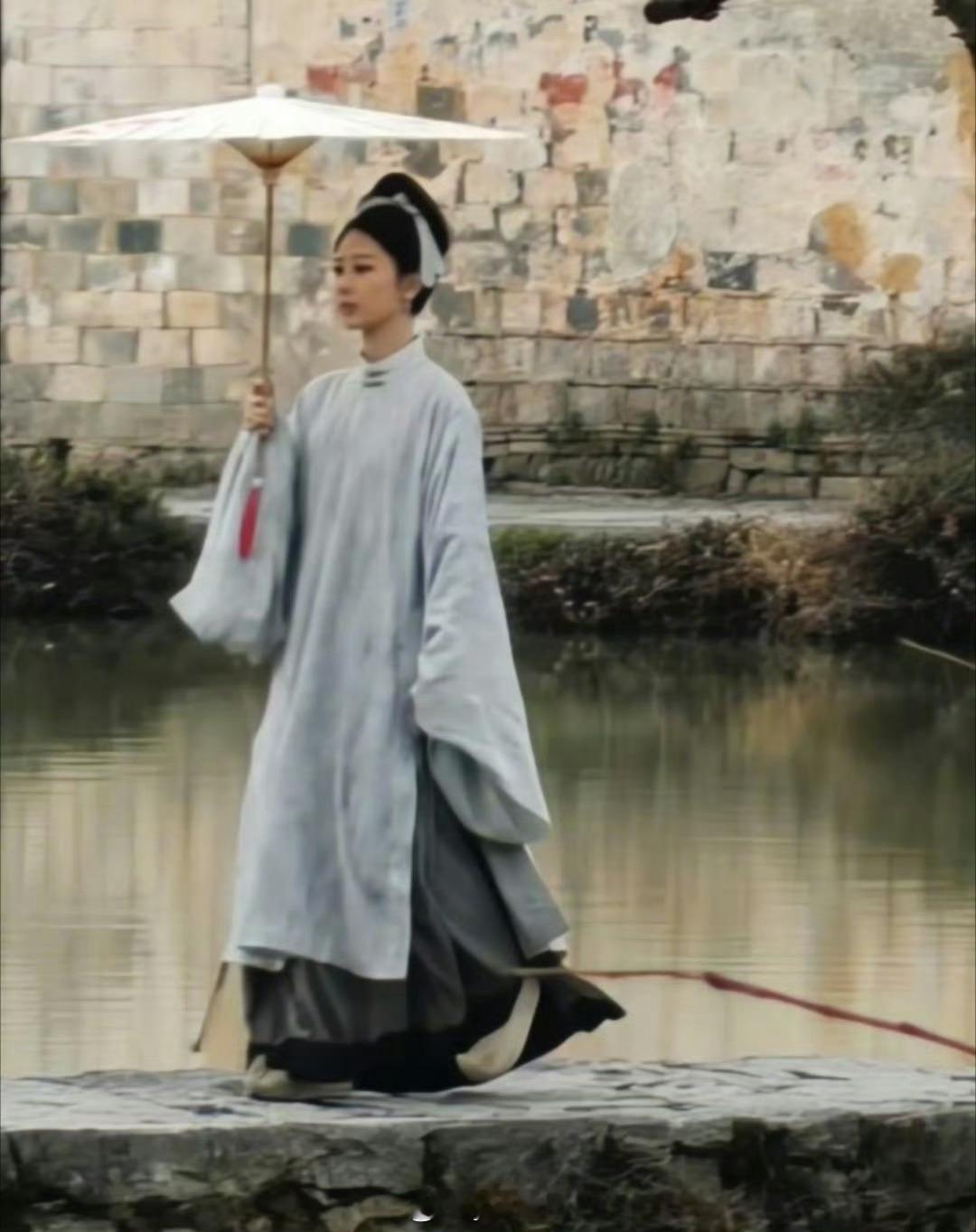 老紫衬不起来 这种衣服要薄瘦高挑的人穿 