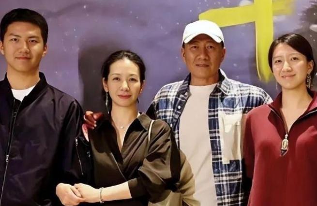 演员胡军一家近期飞往伦敦，主要是为了支持女儿九儿（胡悦稼） 毕业后的首场话剧演出