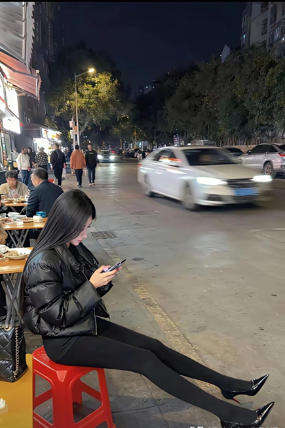 灯火阑珊处，独坐思悠哉。