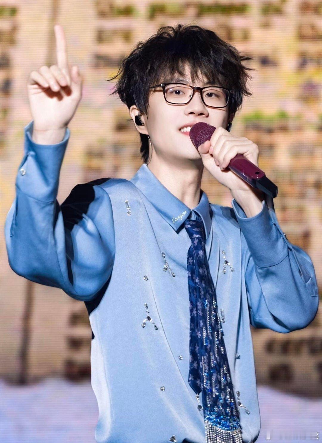 许嵩的权威我后知后觉时不时就被许嵩老歌惊艳，一句东瓶西镜放勾起无数回忆，翻手为云