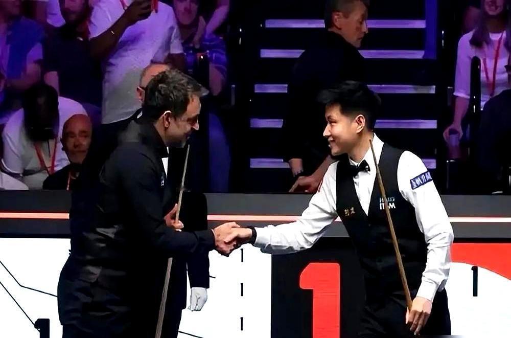 50岁希金斯磨满16局拖节奏，28岁赵心童连轰四局零封夺冠。
 
第一阶段双方咬