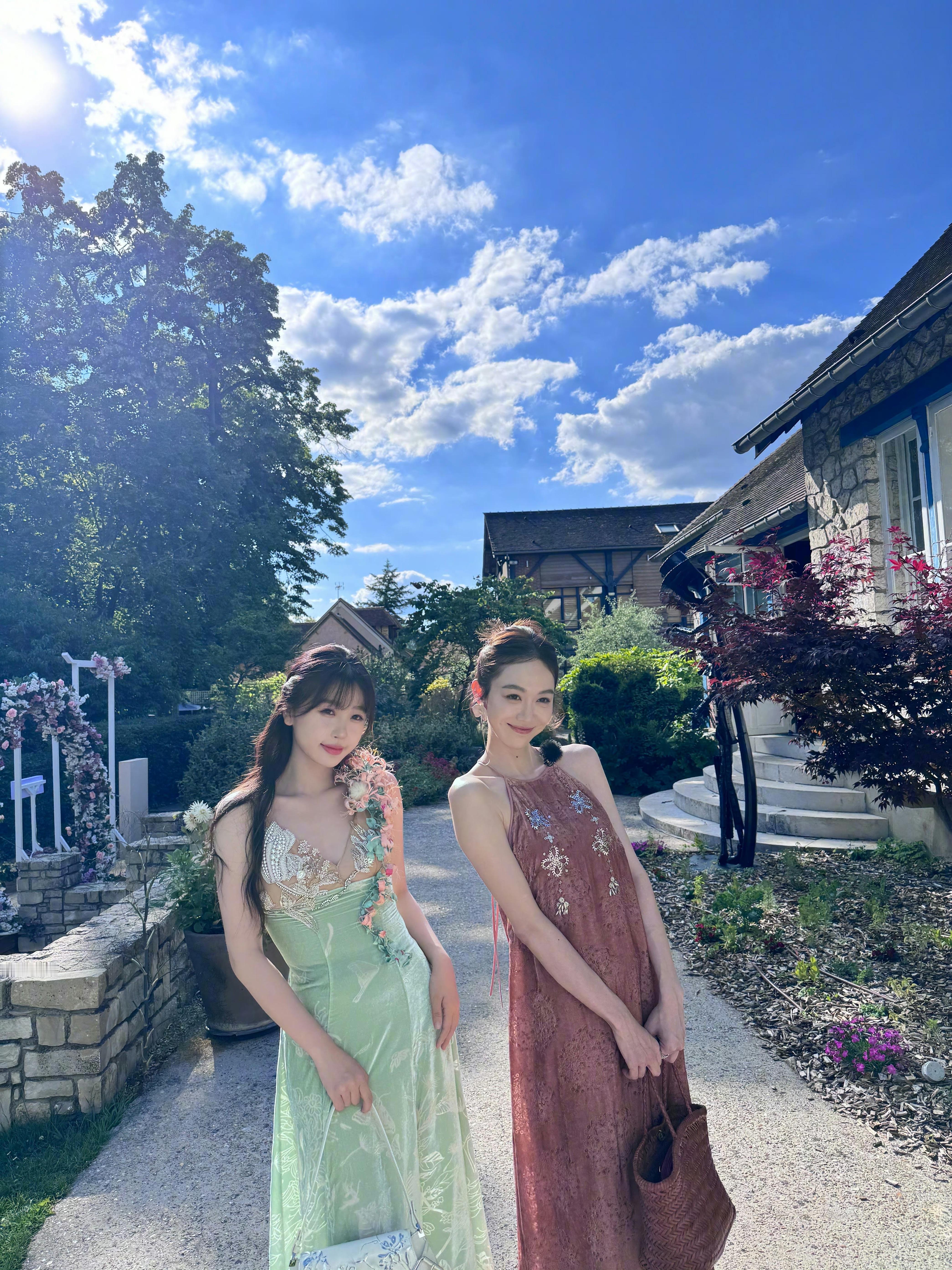 难得中餐厅休息了，虞书欣仙仙裙子拍美美的照，这发光发丝，简直美出天际，仙女自带光