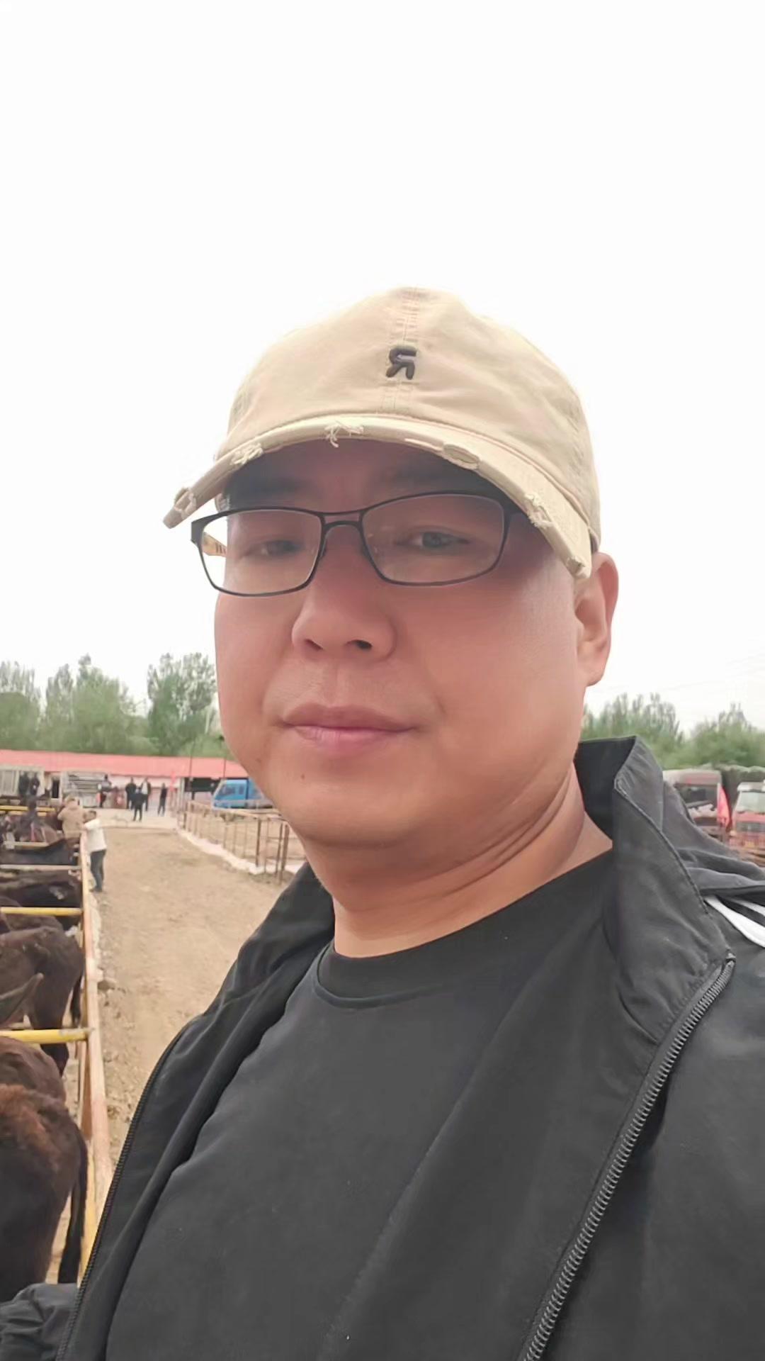 对于刚入行的朋友，我很建议从小规模开始。我见过太多新手急着上百头，结果初期就遇到