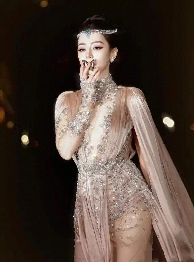 迪丽热巴嘴上衔着蝴蝶出场，定点时蝴蝶飞走，她最有想法