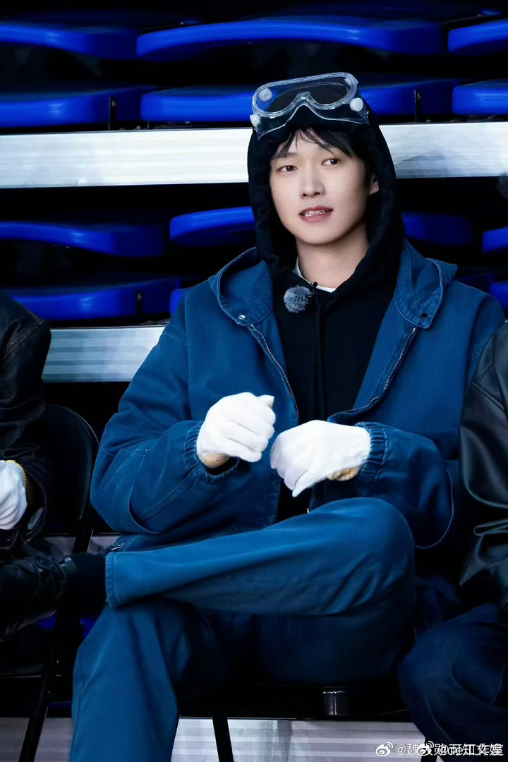 魏大勋抗风拔河并肩作战魏大勋逆风走秀魏大勋抗风拔河并肩作战，不错不错， 