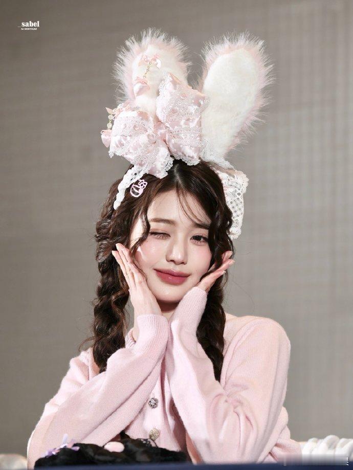 IVE上海签售出图 张元英签售双麻花辫造型，这个造型太乘了~ 张元英签售双麻花辫