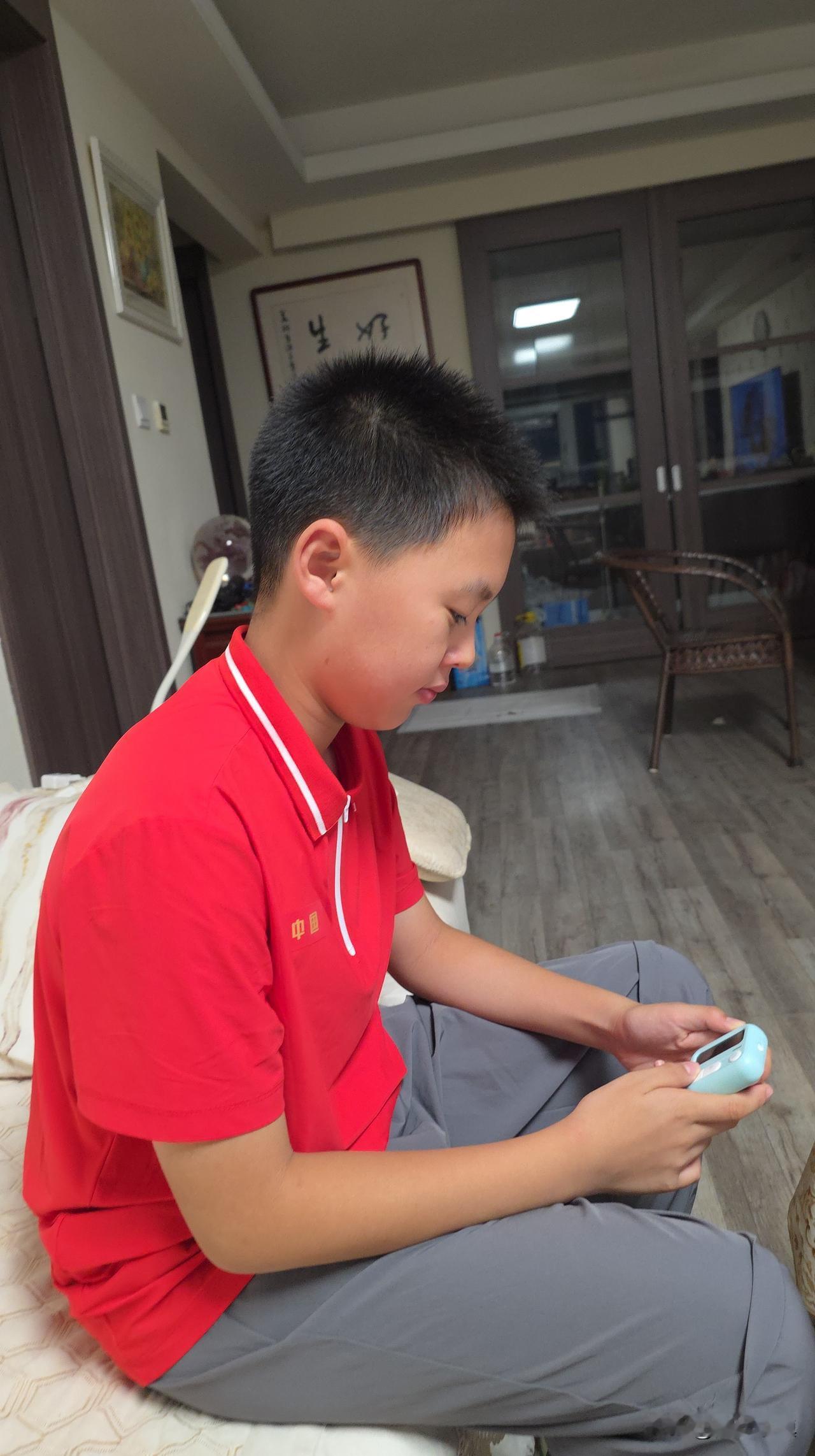 有时候气得肚子疼，有时候笑得肚子疼……

玩起来就入无人之境，喊他吃饭，一遍两遍