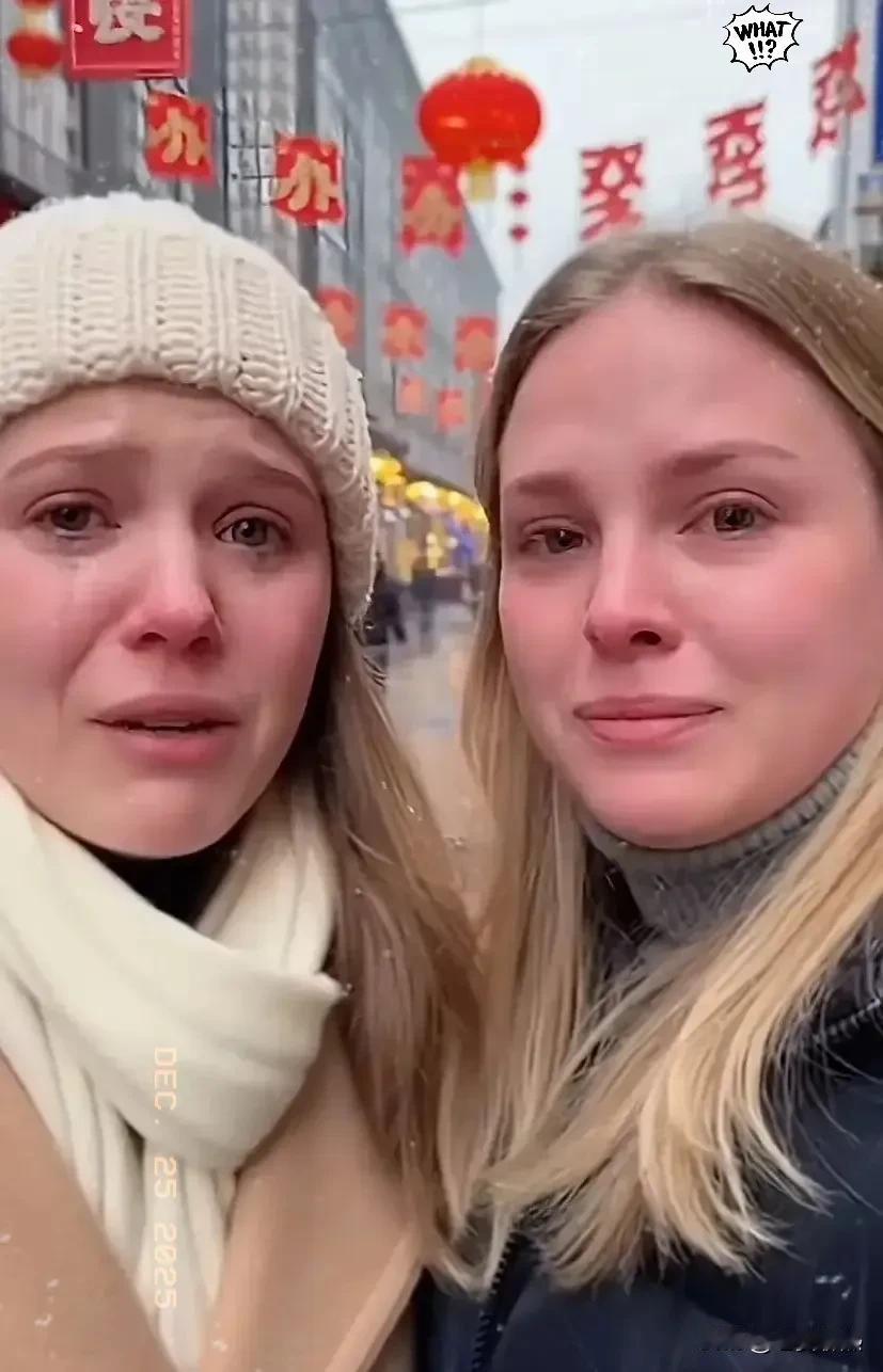 两位乌克兰美女在大街上对着镜头用中文哭着说，因为战争，我们来到中国，家人都在不了