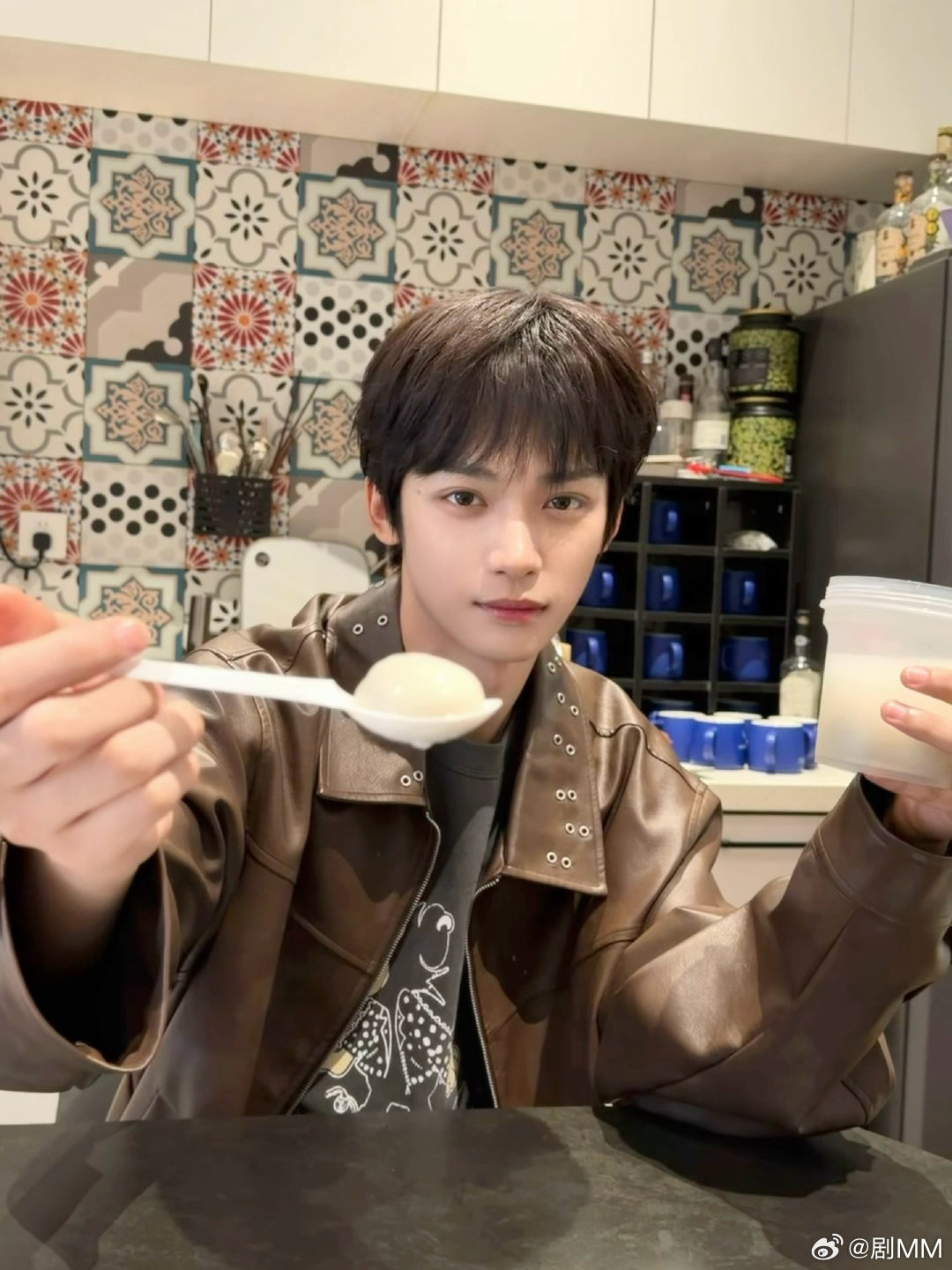 梓渝晒吃汤圆照梓渝晒吃汤圆plog 梓渝晒吃汤圆照，可可爱爱，让人忍不住想和他一