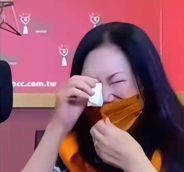 S妈终于自乱阵脚了！
按道理一般都是汪小菲跳脚的
但是这次有了马筱梅这个贤内助，
