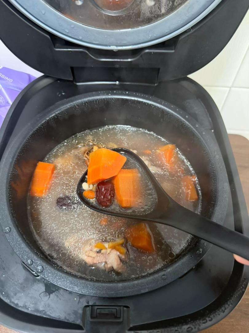 昨天炖的五指毛桃汤～中午吃了肉饼粿条汤