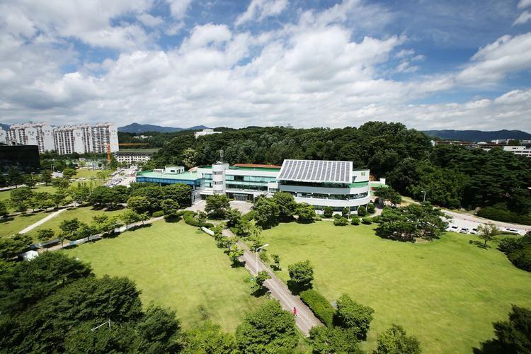 [太阳]高雄科技大学前校长吴建国曾经提出了具体的统一方案：两岸统一后，统称为“中