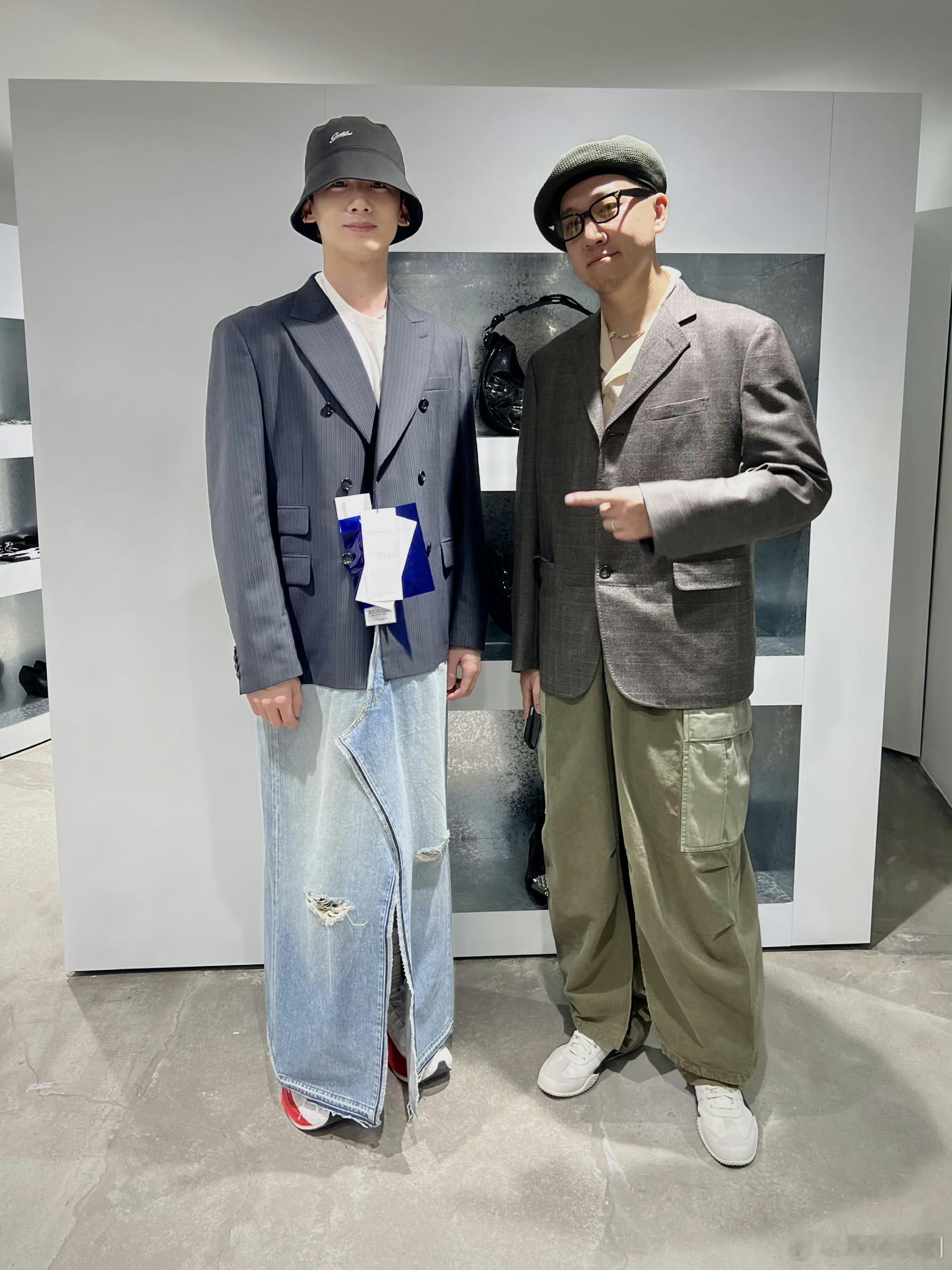 白敬亭这穿的是不是有点时尚过头了？ ​​​