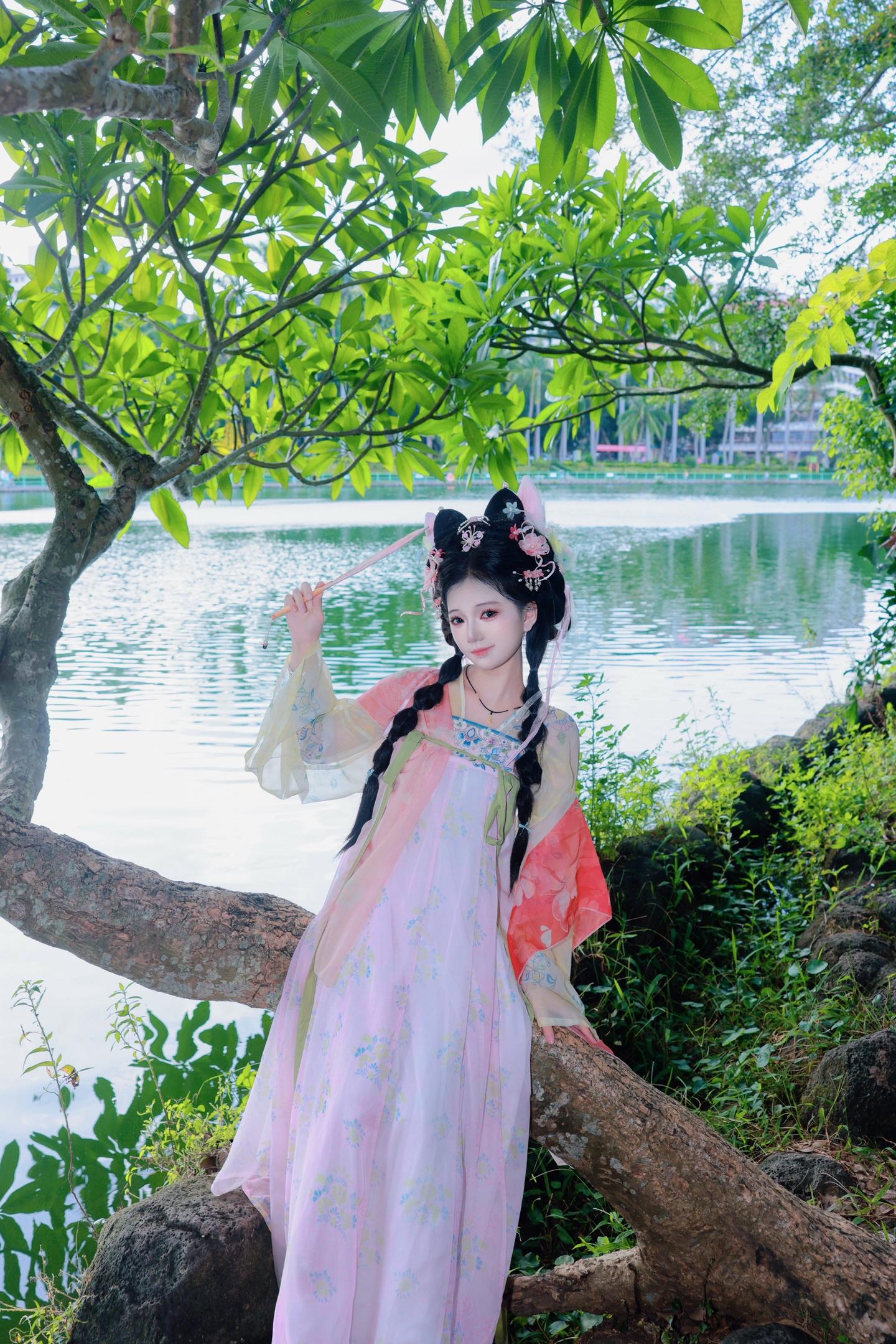 西湖古装造型 汉服坐树上p图 残荷汉服 柳下汉服照 湖边古风写真