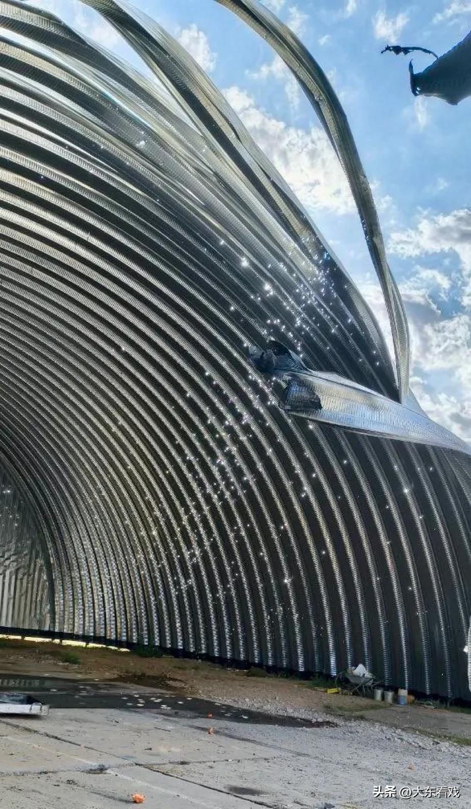 俄罗斯马里诺夫卡空军基地昨晚被乌军无人机袭击，多架战机受损。基地的图像显示，昨晚