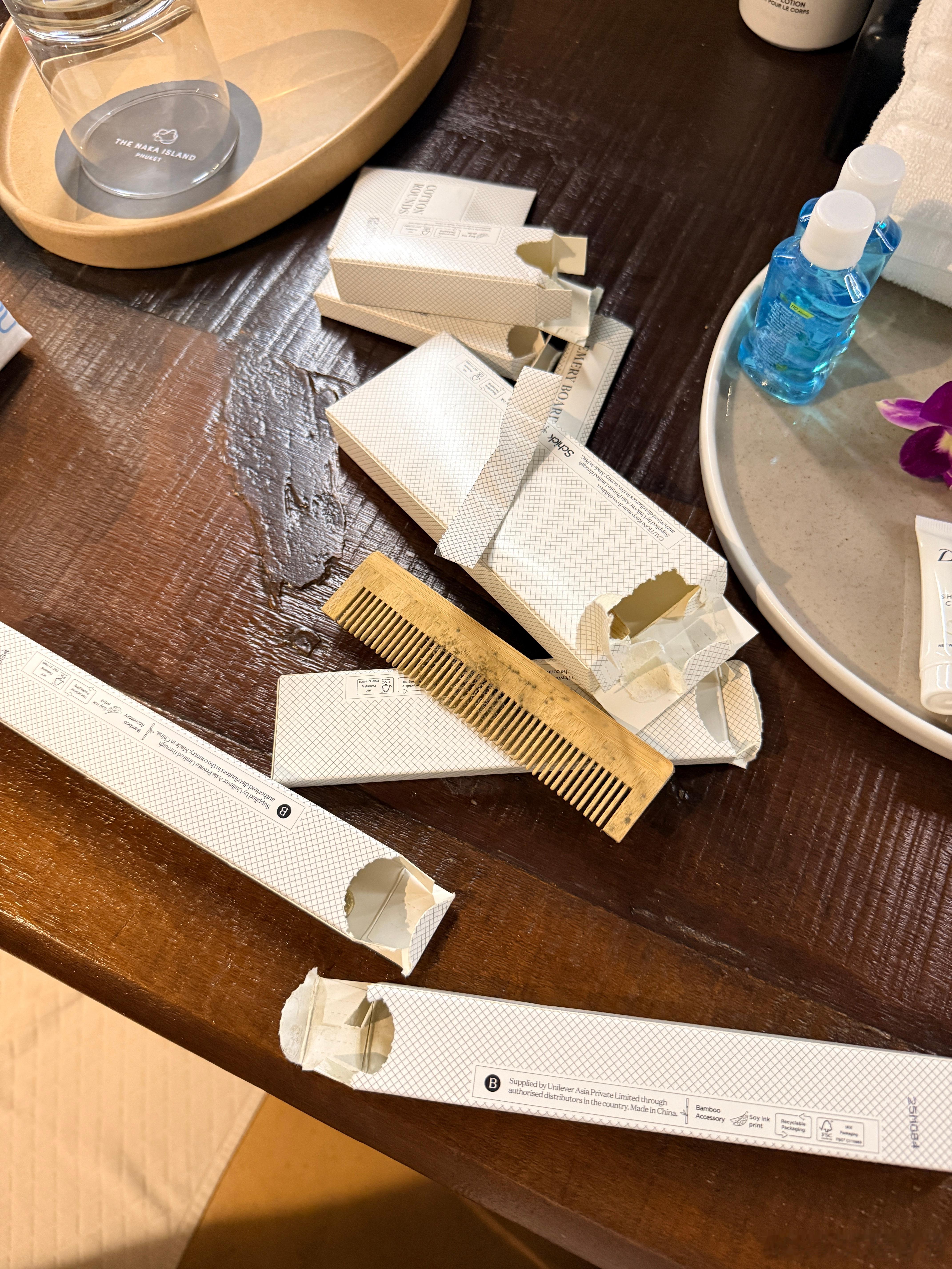 贵贵的酒店，备品一打开全发霉了，上面都是菌丝，不敢碰也不敢呼吸