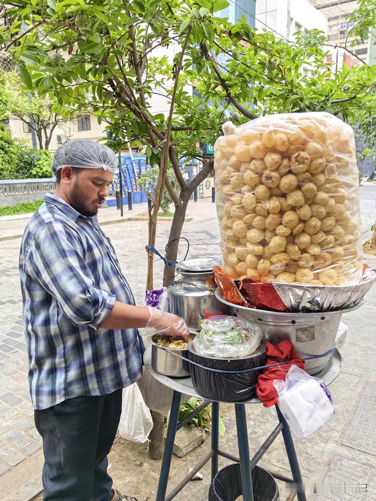据说这是印度非常经典的美食，很像油面筋，中间自助灌点凉凉的水，感觉真的一般啊。但
